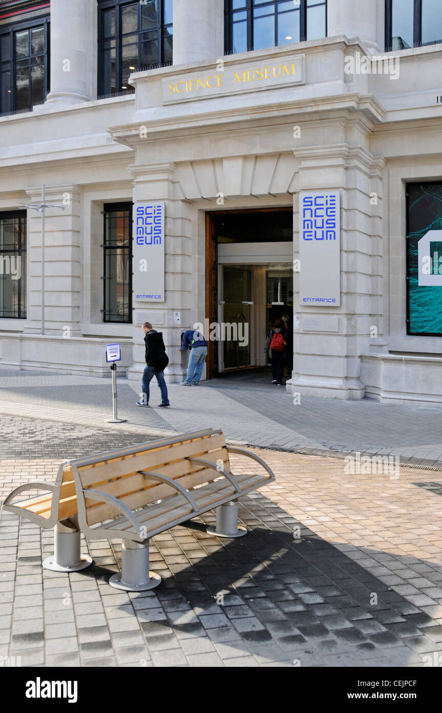 Entrata al Museo della Scienza con posti a sedere in Exhibition Road 'Shared spazio" progetto di autostrada Foto Stock
