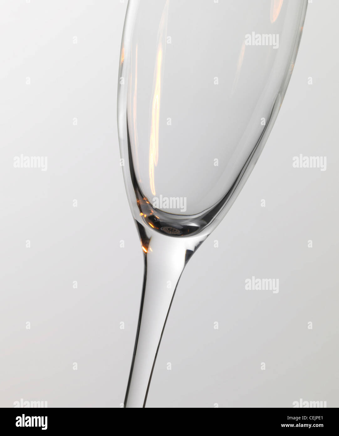 Studio fotografico di un vetro di champagne dettaglio con caldi riflessi di luce Foto Stock