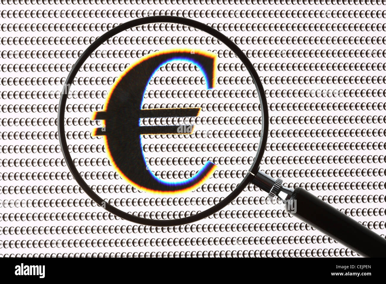 Lente di ingrandimento evidenziando un Euro, moneta segno, € simbolo. Immagine simbolica. Foto Stock