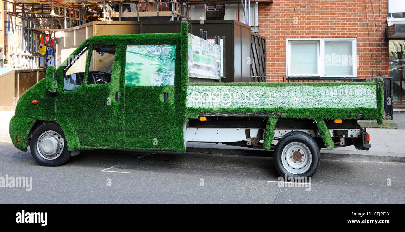 Di erba artificiale installatori coperto del carrello nel prodotto come una forma di pubblicità Foto Stock