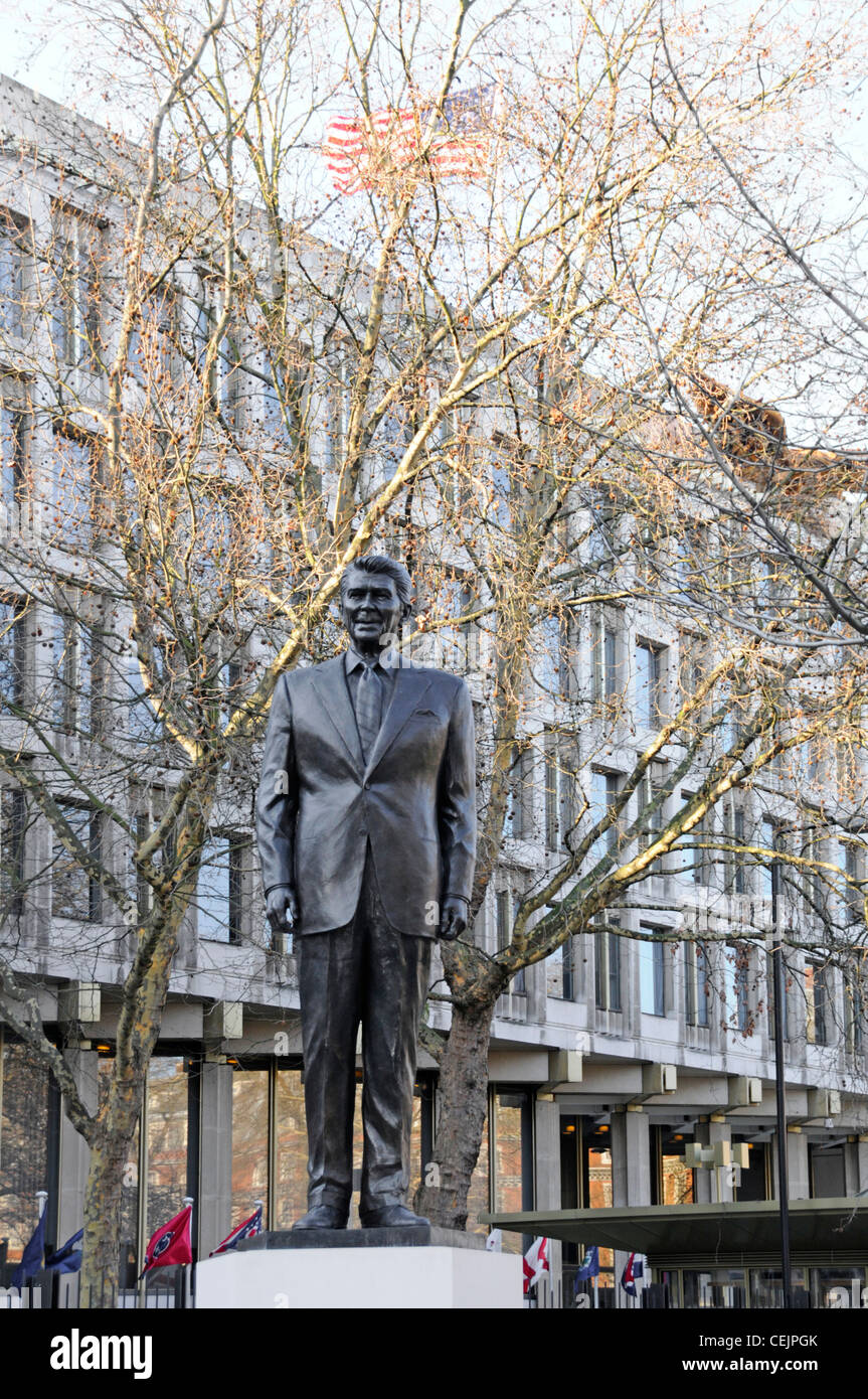 Ronald Reagan a lunghezza intera statua in bronzo e zoccolo all ambasciata americana Londra Inghilterra REGNO UNITO Foto Stock