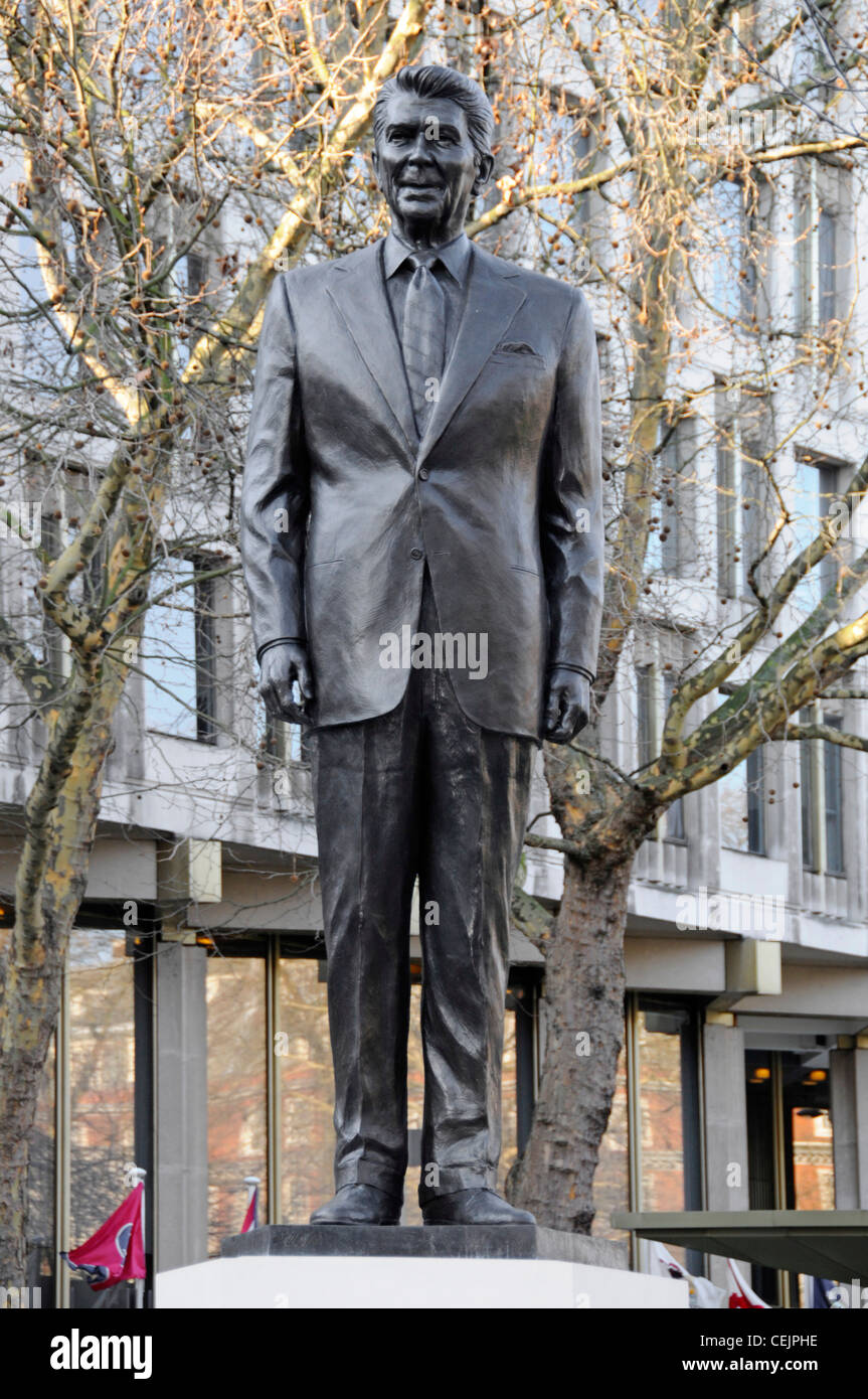 Ronald Reagan statua in bronzo e zoccolo all ambasciata americana di Londra Foto Stock