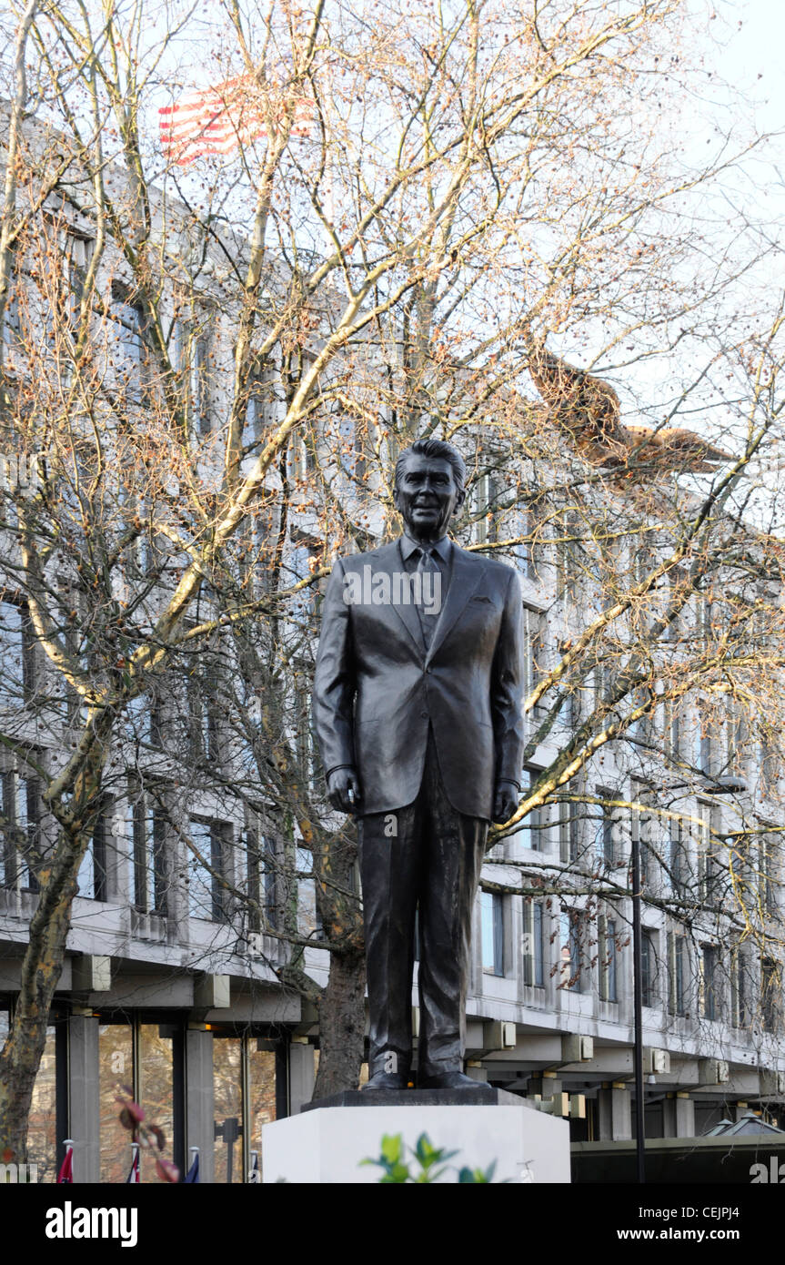 Ronald Reagan statua di bronzo sulla base vista invernale fuori americano Embassy Grosvenor Square Londra Inghilterra Regno Unito Foto Stock