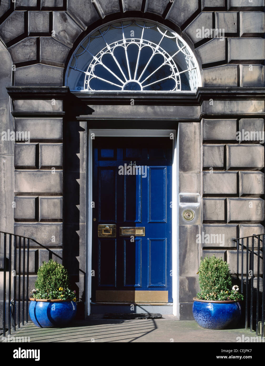 Porta blu e ritaglio di una casa nella città nuova di Edimburgo, Scozia, Regno Unito Foto Stock