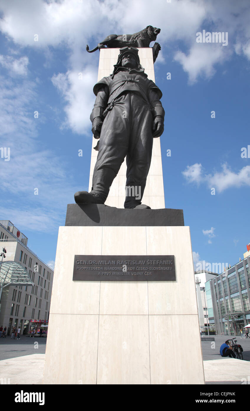 Eurovea shopping center. Statua del gen. Stefanik. Bratislava. La Slovacchia. Foto Stock