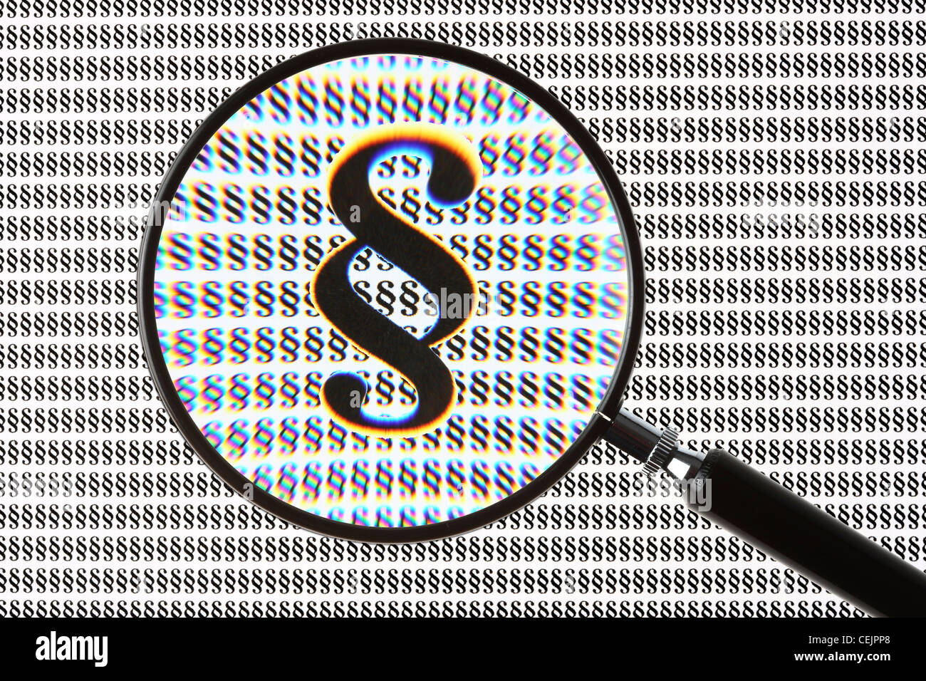 Lente di ingrandimento evidenziando un paragrafo simbolo, § segno. Immagine simbolica. Foto Stock
