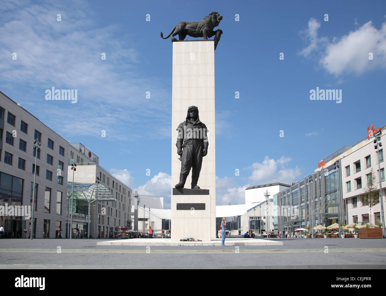 Eurovea shopping center. Statua del gen. Stefanik. Bratislava. La Slovacchia. Foto Stock