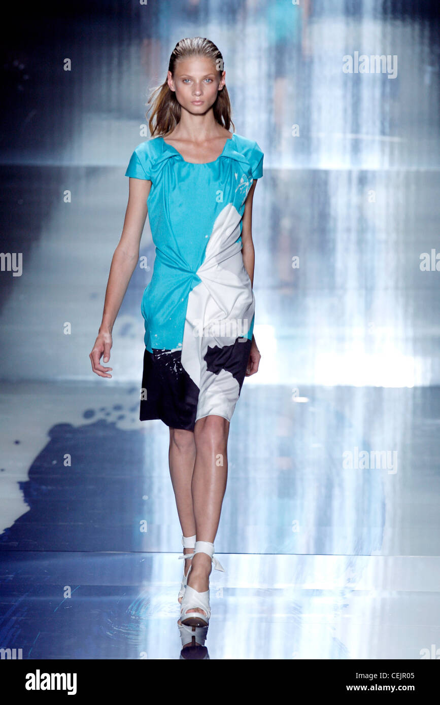 Pringle Milano pronto a indossare Primavera Estate tre toni di blu e bianco  vestito nero, con nastro bianco cravatta scarpe Foto stock - Alamy