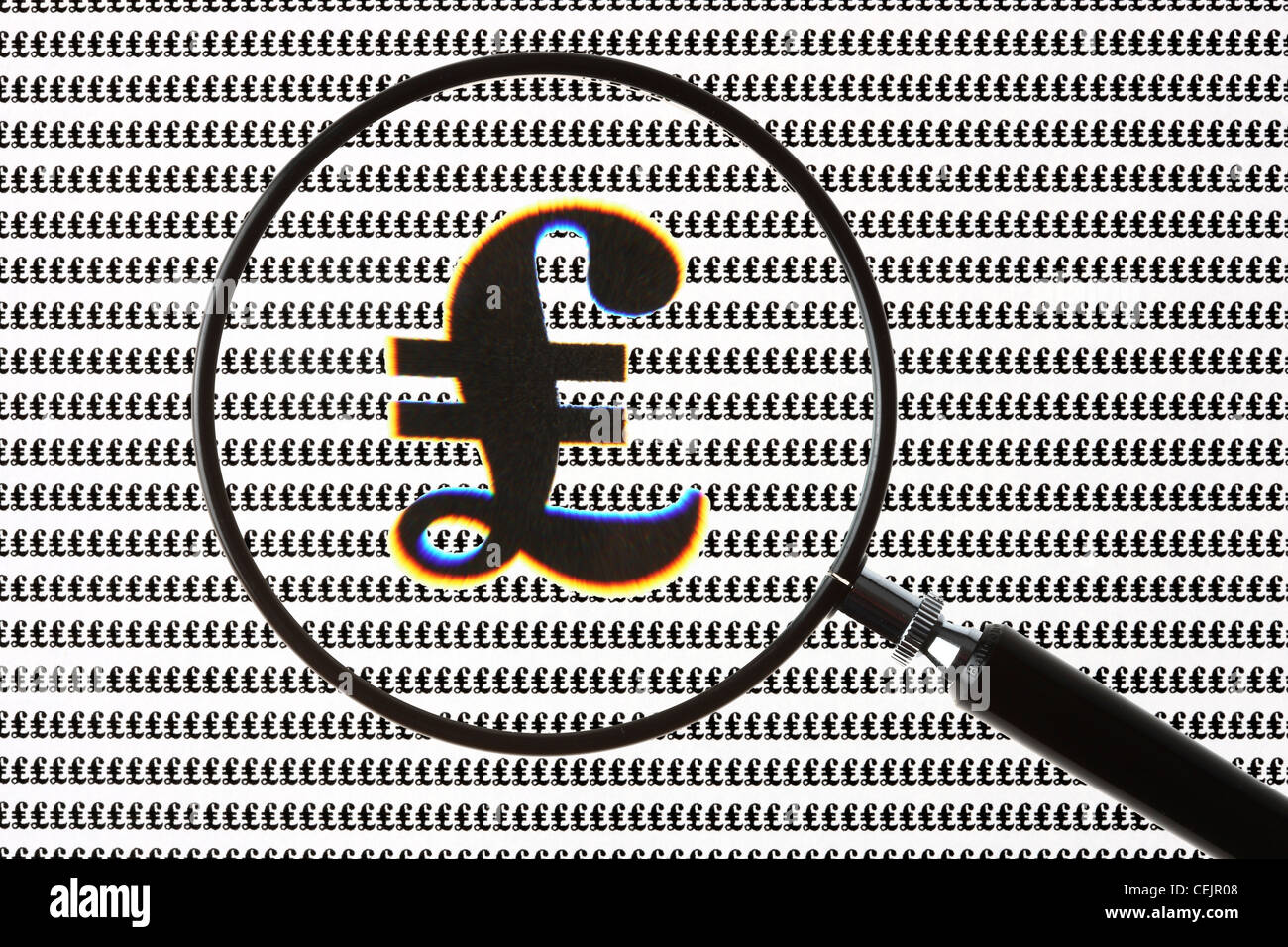 Lente di ingrandimento evidenziando una sterlina britannica, ₤, simbolo. Immagine di simbolo. Foto Stock