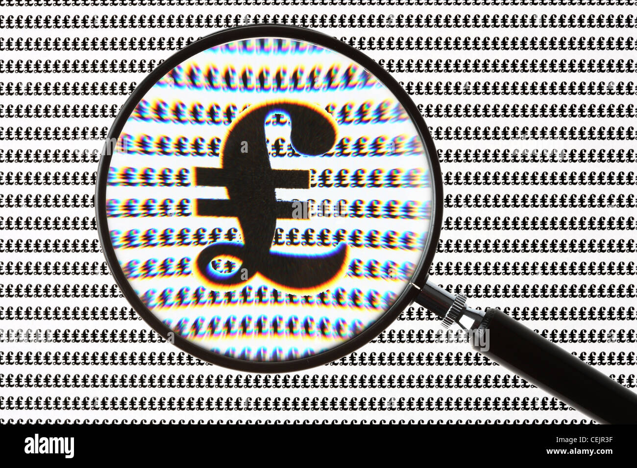Lente di ingrandimento evidenziando una sterlina britannica, ₤, simbolo. Immagine di simbolo. Foto Stock