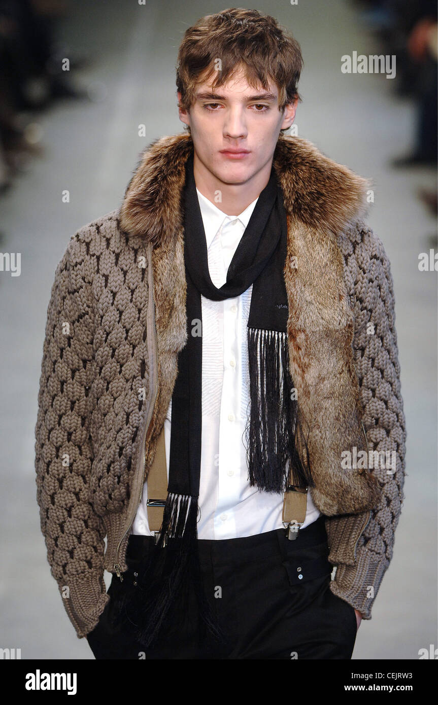 Byblos Menswear Milano A W Blonde modello maschile di indossare una maglia marrone furlined Giubbotto imbottito un abito bianco shirt nera sottile Foto stock Alamy