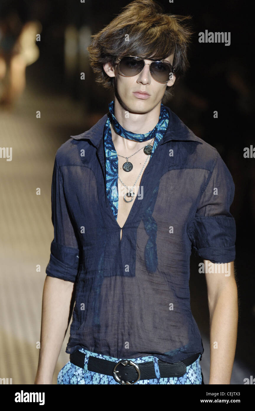 Gucci Milano pronto a indossare abbigliamento Uomo Primavera Estate  Brunette modello maschile a piedi giù per la pista che indossa una  reticella metallica blu navy tunica Foto stock - Alamy