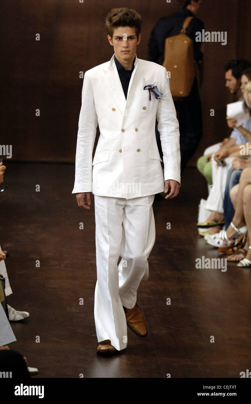 Trussardi Milano pronto a indossare abbigliamento Uomo Primavera Estate  Brunette maschio modello camminando sulla pista indossando un tutto bianco  vestito di lino Foto stock - Alamy