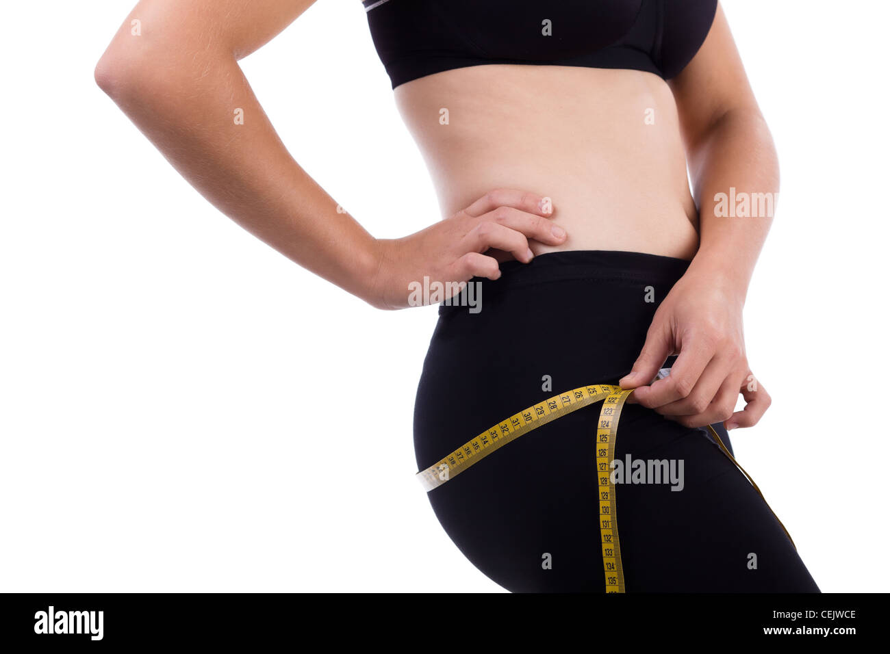 Donna con nastro di misurazione guardando per perdere peso isolato su bianco Foto Stock
