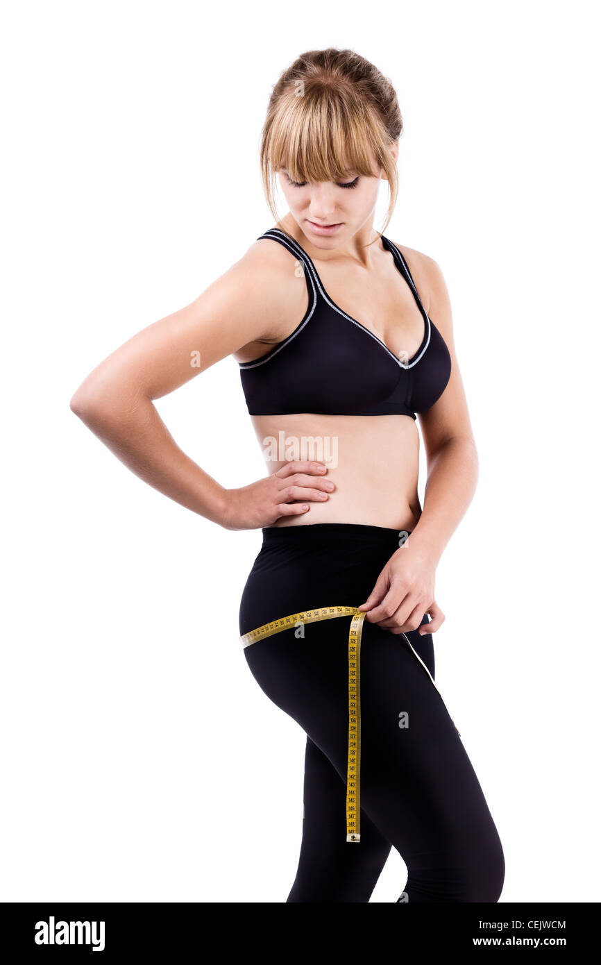 Donna con la misurazione tapelooking per perdere peso isolato su bianco Foto Stock