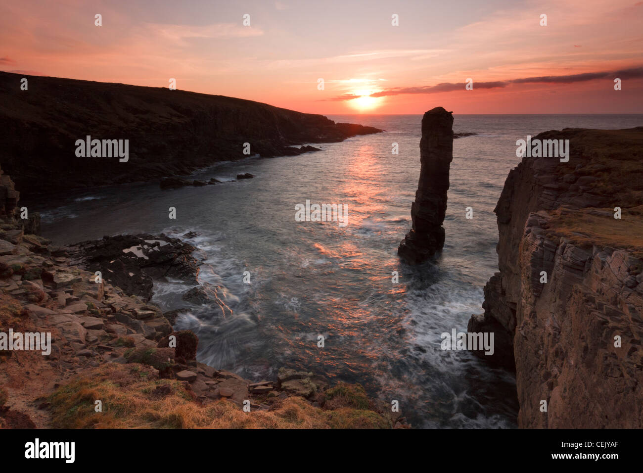 Inverno tramonto al mare Yesnaby stack, Orkney Foto Stock