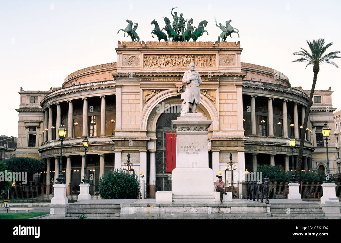 Statua di Ruggiero Settimo e statue di bronzo da Rutelli. Dal teatro Politeama Garibaldi, Palermo, Sicilia, Italia Foto Stock