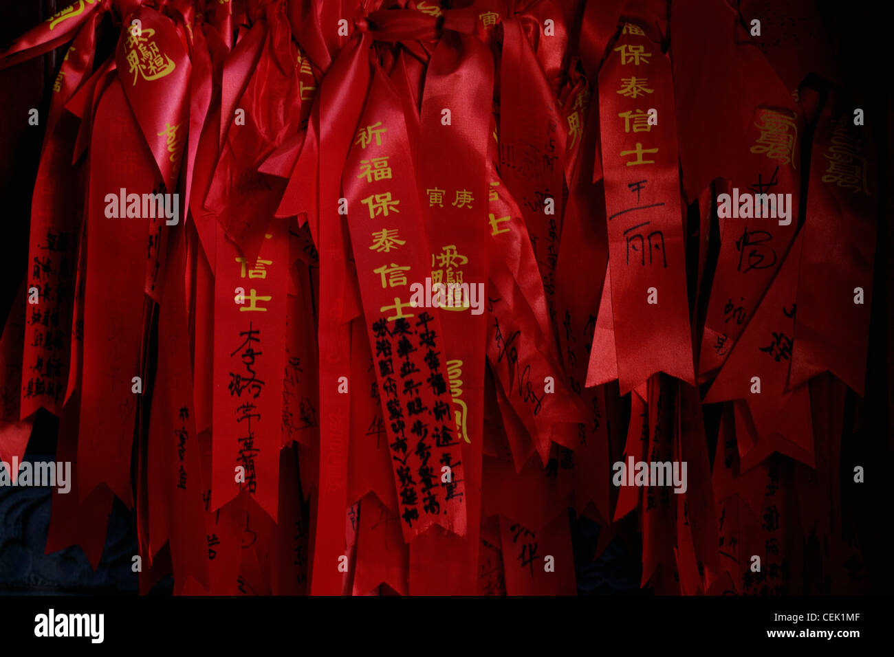 Nastri di rosso con la preghiera scritta su di essi. Shanghai, Cina Foto Stock