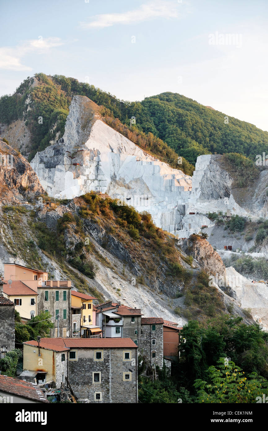 Quarry borgo di Colonnata nel famoso marmo di Carrara Regione delle Alpi Apuane montagne calcaree della Toscana, Italia Foto Stock