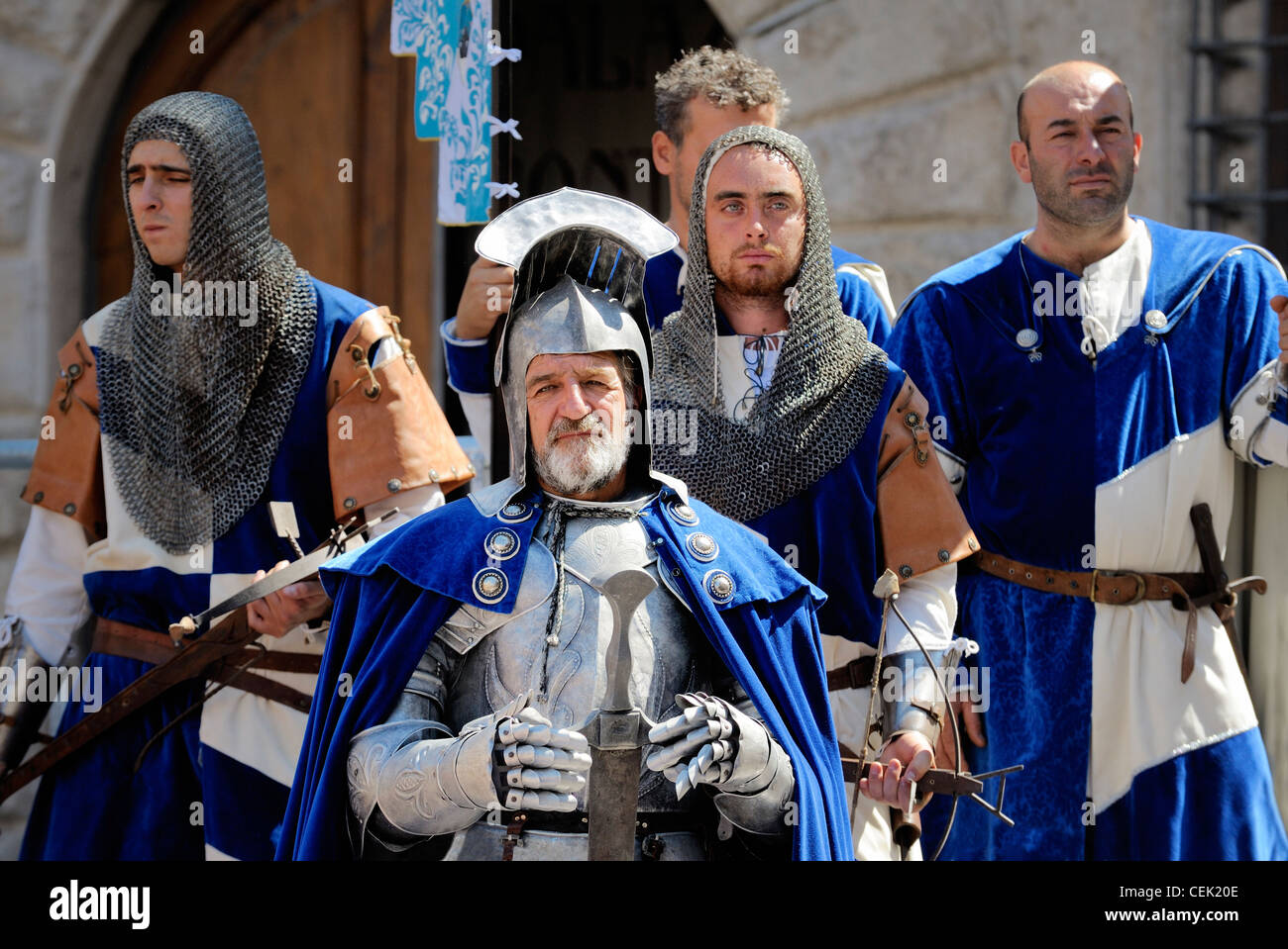 Montepulciano, Toscana, Italia. Gli uomini locali in costume medievale durante l'annuale festival del vino noto come il Bravio delle Botti Foto Stock