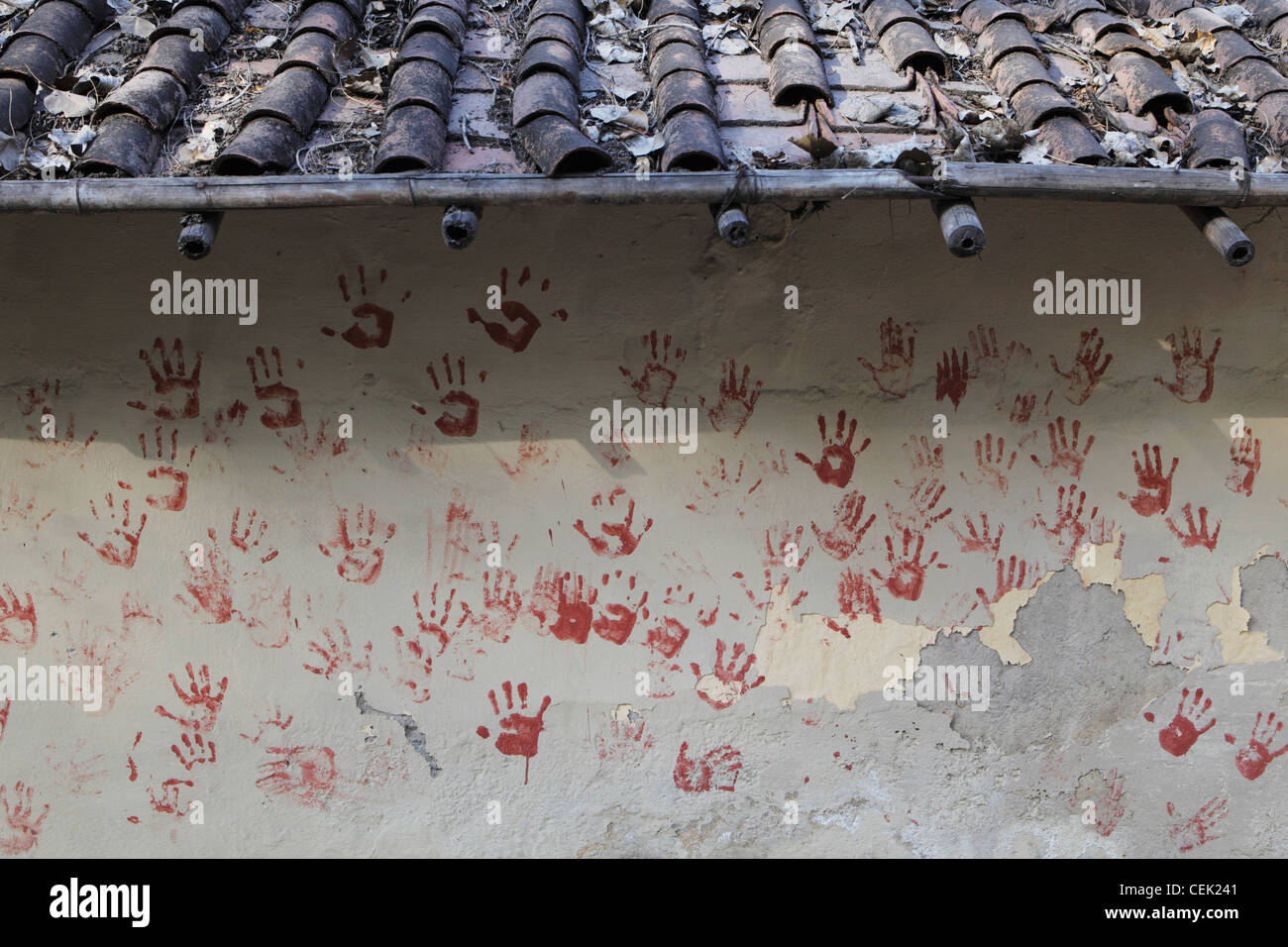 Rosso stampe a mano sul lato della parete di villaggio. New Delhi, India Foto Stock
