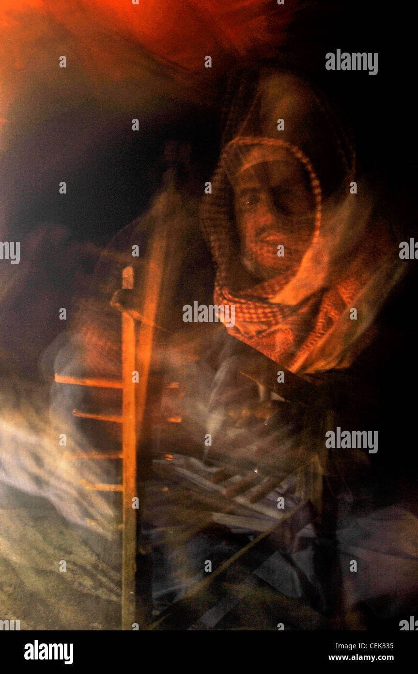 Il nomade beduino presso il desert campfire Foto Stock