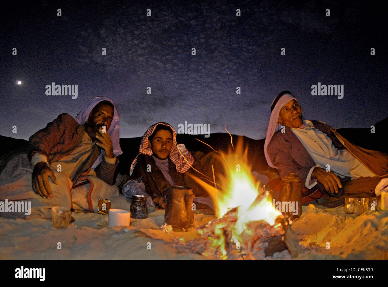 Il nomade beduino presso il desert campfire Foto Stock