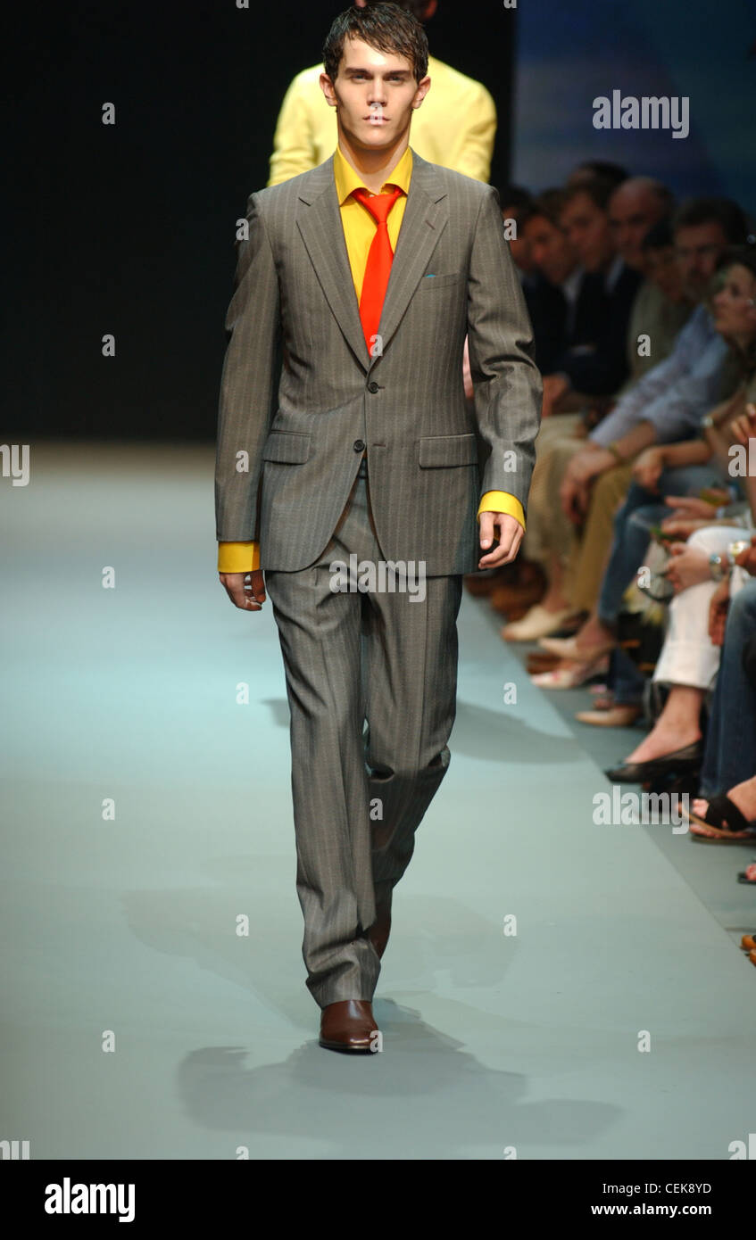Prada Menswear pronto a indossare Primavera Estate modello breve marrone capelli indossare magliette di colore giallo cravatta rossa grigia camicia a righe grigio Foto stock Alamy