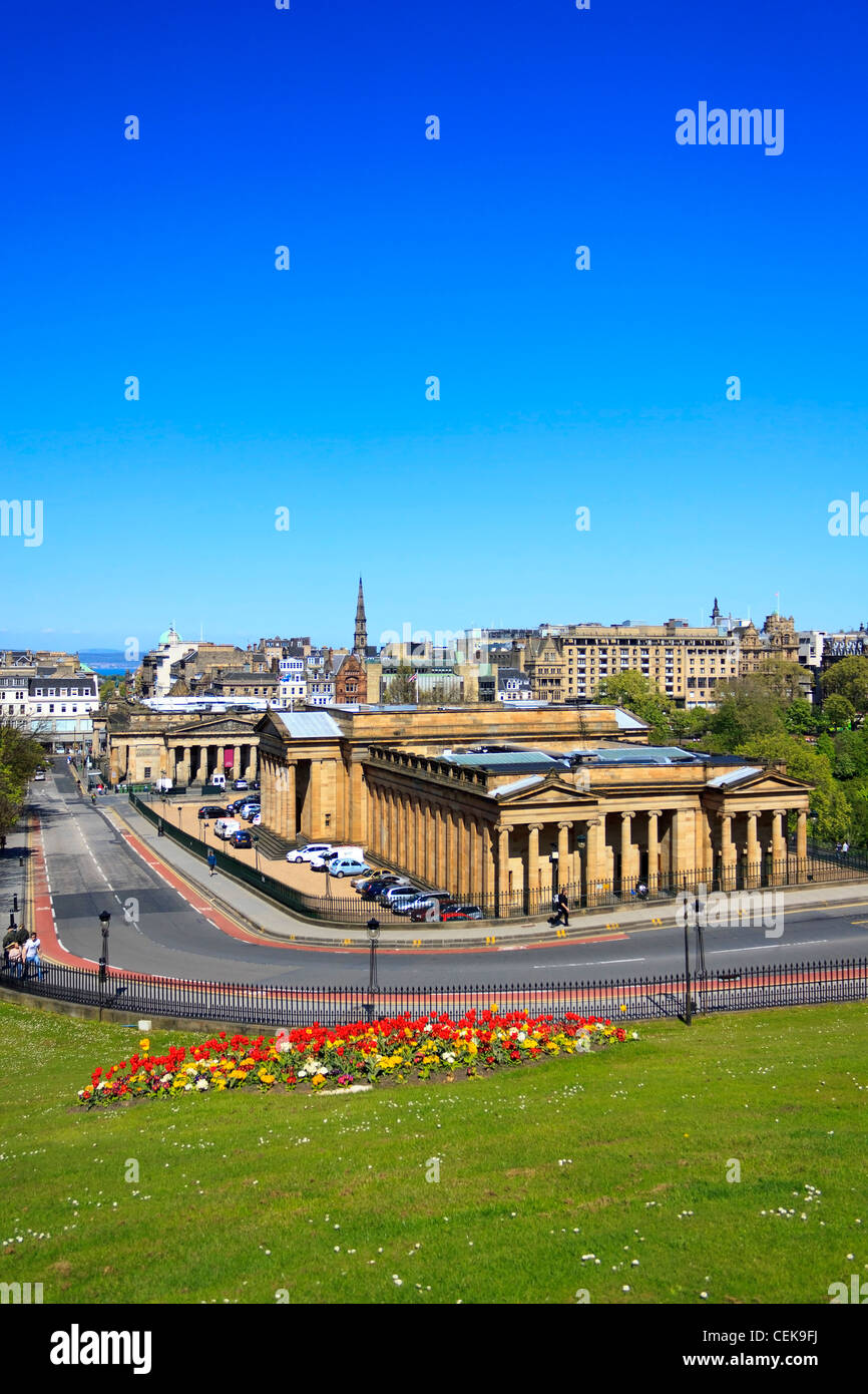 Una vista della città di Edimburgo con la Scottish National Gallery. Foto Stock