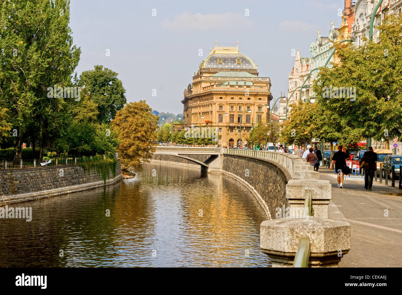 Città di Praga, il fiume Moldava e braccio del Teatro Nazionale in medio nella Repubblica Ceca Foto Stock