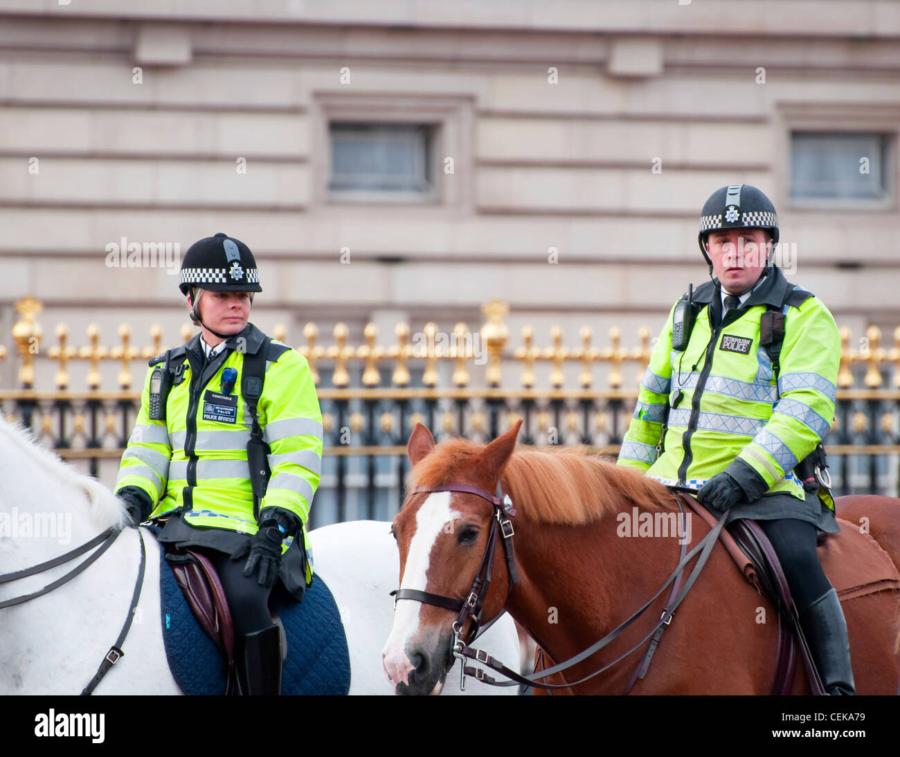 Montato ufficiali della Metropolitan Police Service fuori Buckingham Palace a Londra Foto Stock