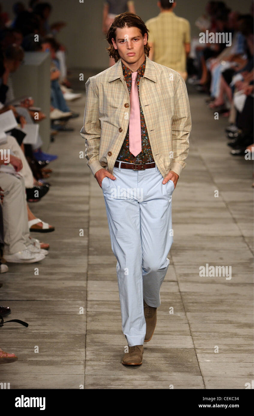 Hermes Paris Menswear S S modello maschile che indossa marrone camicia  controllato su maglietta stampa, rosa cravatta con pantaloni blu e le  scarpe marrone Foto stock - Alamy