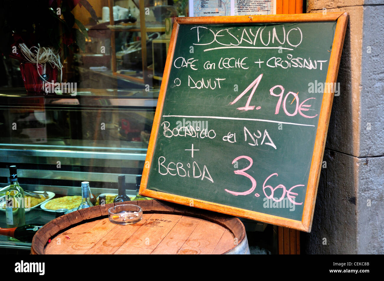Barcellona, Spagna. Il menu della prima colazione sulla lavagna al di fuori dei bar del Parra nel quartiere di Raval Foto Stock