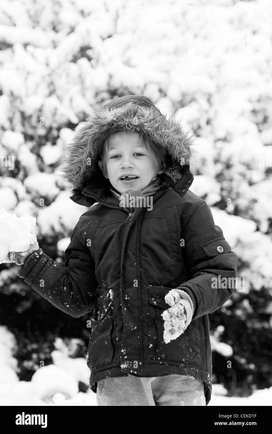 Un ragazzo nella neve Foto Stock