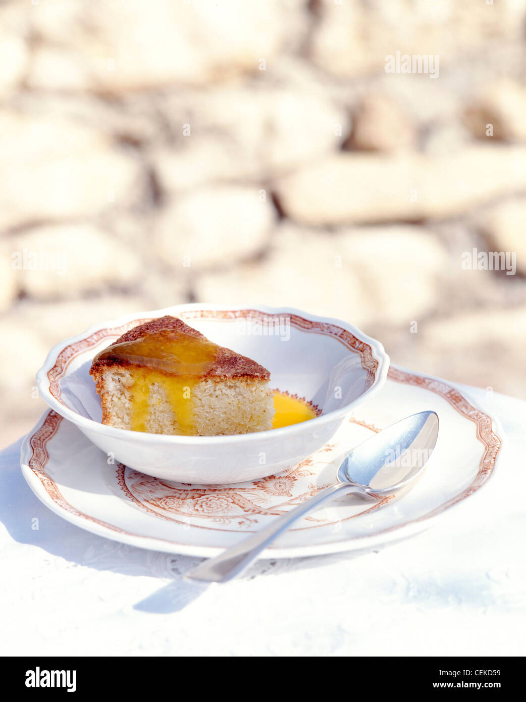 Almond Pan di Spagna questa luce spugna umida torta è facile da preparare e il suo sapore è gloriosamente complementato dalla pungente arancione Foto Stock