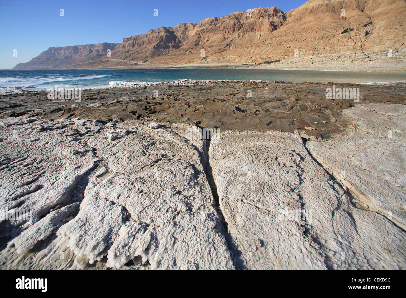 Mar Morto intercluse Salt Lake in Giordania Rift Valley sul confine tra Israele Giordania 422 metri sotto il livello del mare più basso Foto Stock