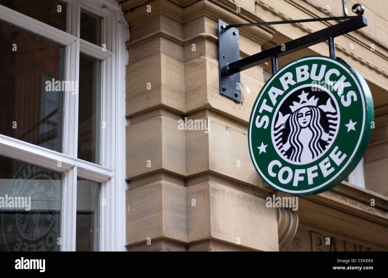 Starbucks Coffee shop segno del marchio e del logo appeso al di fuori della loro York negozio di vendita al dettaglio e il cafe'. Foto Stock