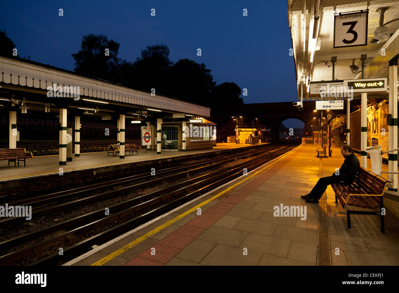 Finchley central tube station a 5.30 southbound Foto Stock