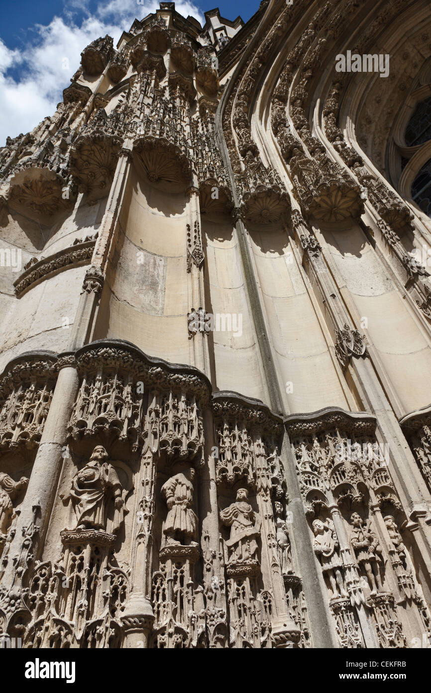 Delicate incisioni intorno all'entrata Caudebec la chiesa di Notre Dame, in Normandia, Francia Foto Stock