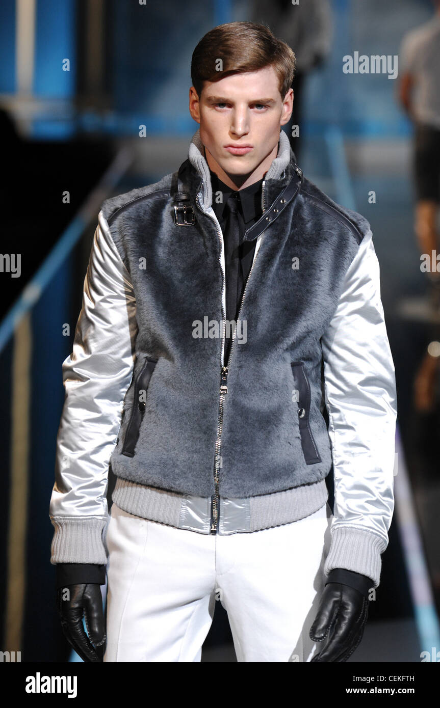 Dolce e Gabbana Milano Menswear pronto a indossare in autunno e inverno  modello in pantaloni bianchi, camicia nera, black tie, in pelle nera Foto  stock - Alamy