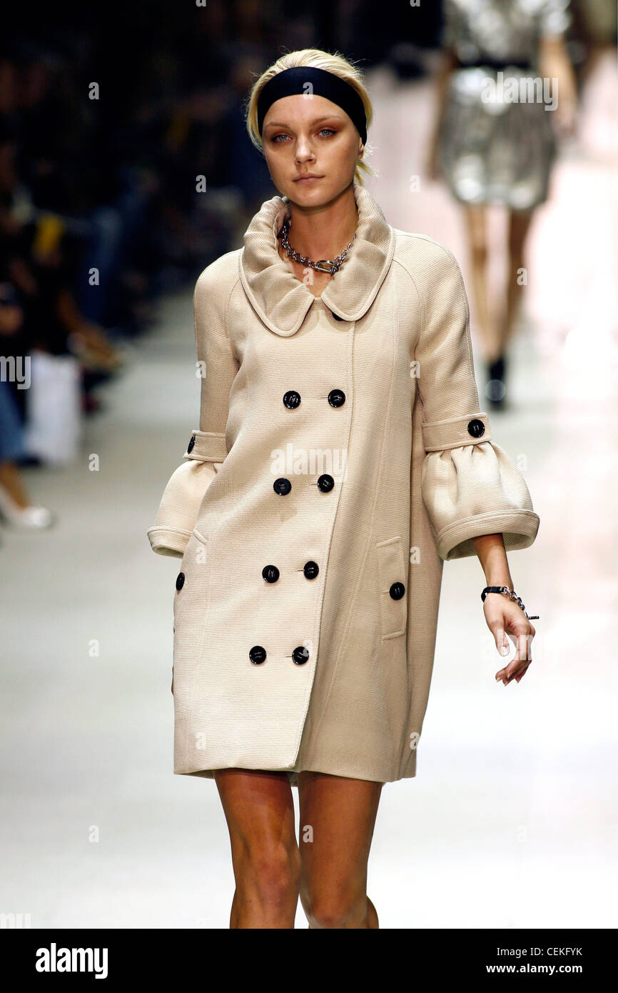 Burberry Prorsum Milano pronto a indossare Primavera Estate Jessica Stam  indossando color crema lunghezza al ginocchio doppio petto cappotto nero  Foto stock - Alamy