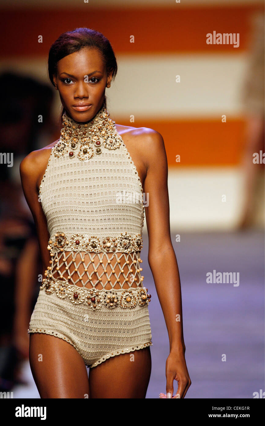 Moschino Cheap & Chic Milano pronto a indossare Primavera Estate modello capelli neri faccia off indossando maglia beige tutti in uno halterneck Foto Stock