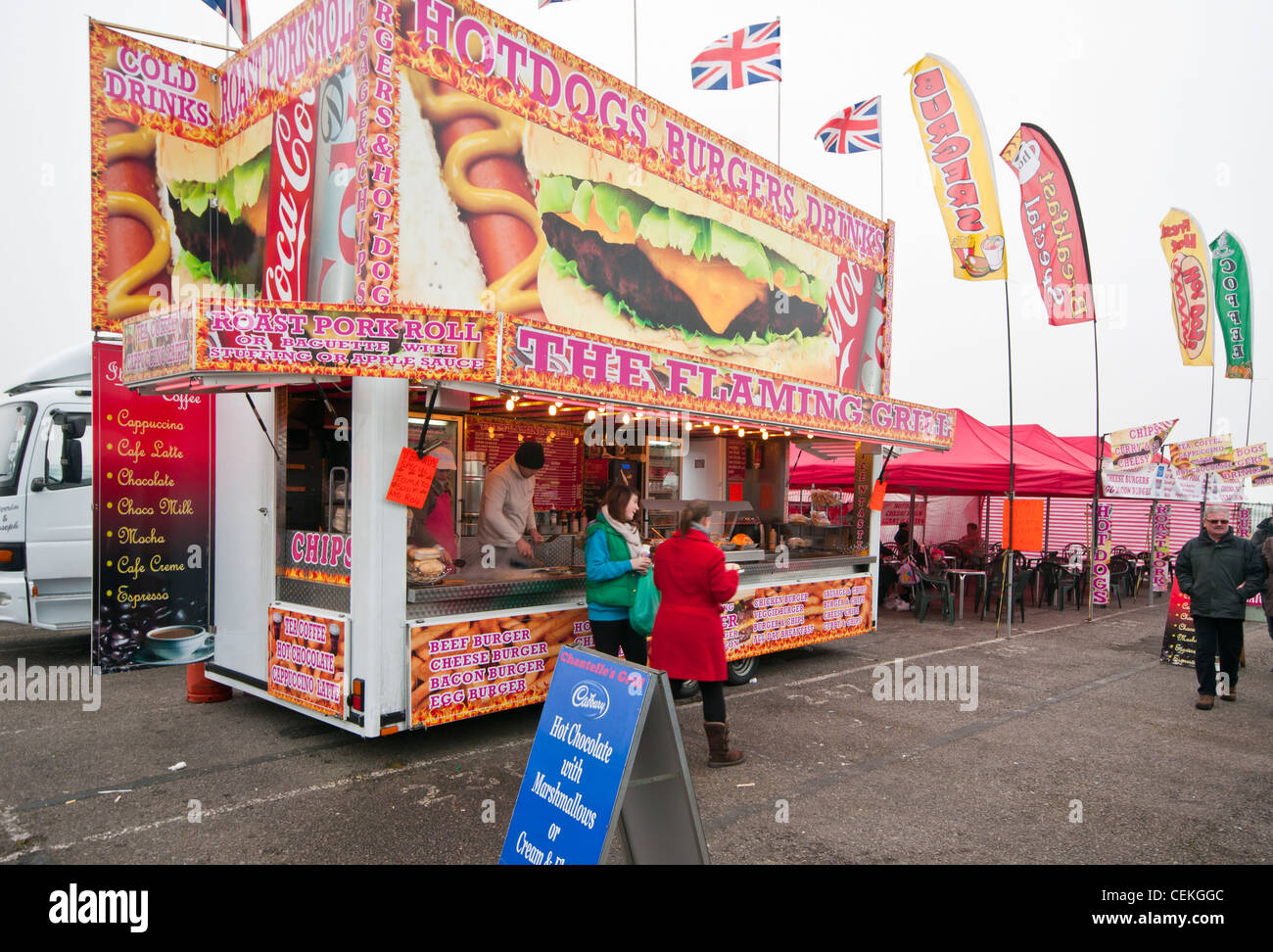 Fast Food uscita di stallo dettaglianti sul mercato rinfreschi Burger Hamburger Hot Dog cani si spegne Foto Stock