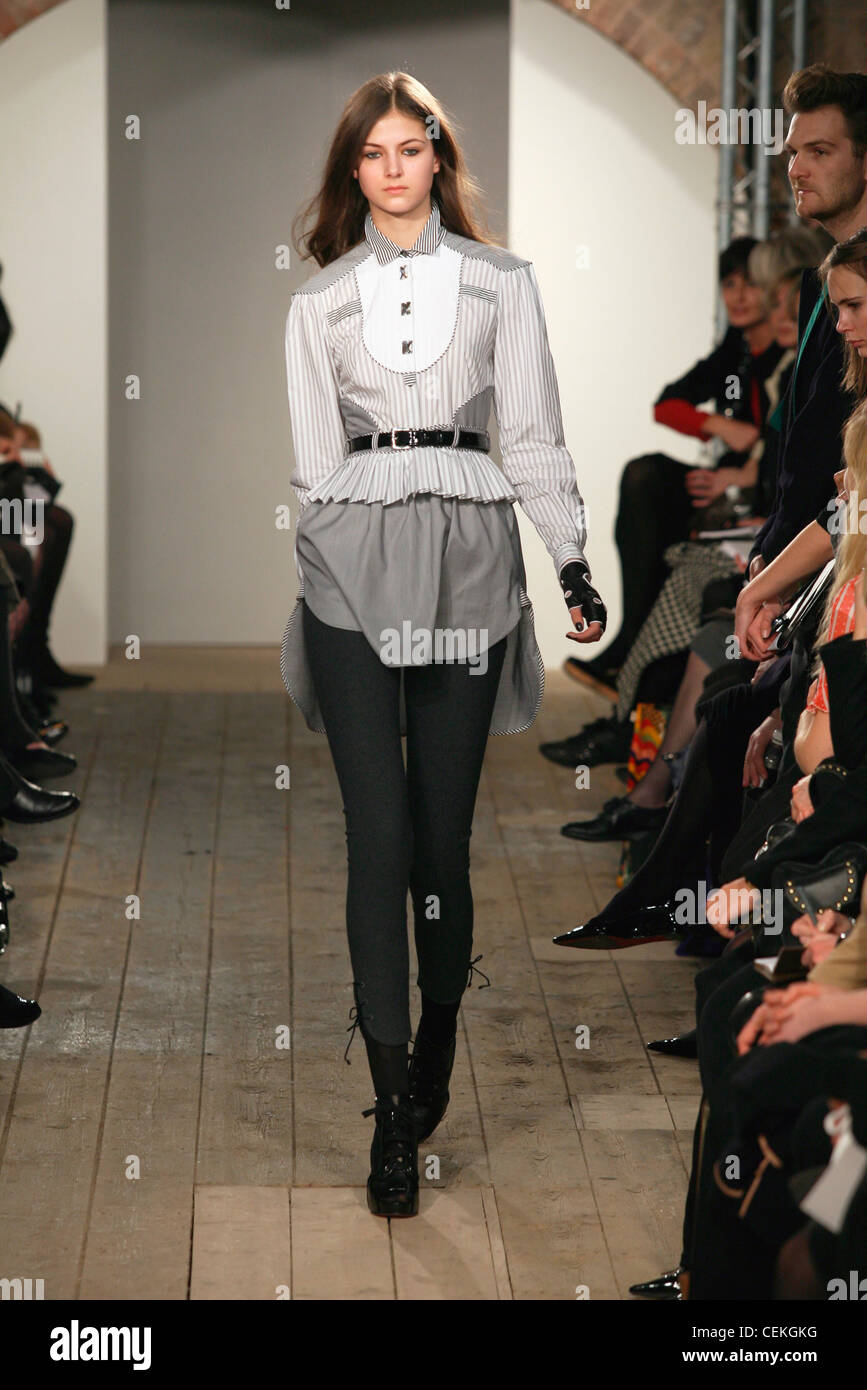 Richard Nicoll Londra pronto a indossare in autunno e inverno modello Eva Poloniova lungo rettilineo brunette capelli grigi che indossa stripped shirt K Foto Stock
