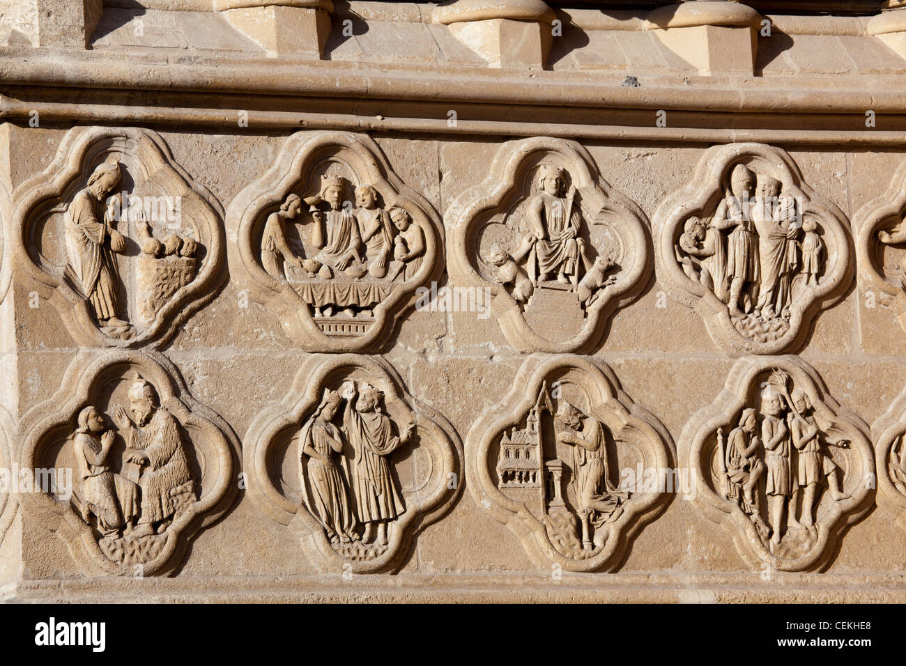 Francia, Cattedrale di Amiens (sito Patrimonio Mondiale), facciata ovest, portale a destra, Quatrefoil medaglioni Foto Stock