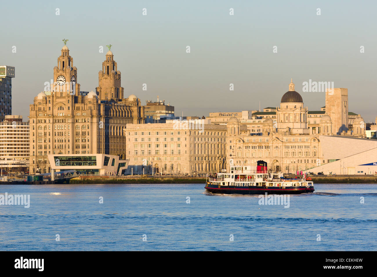Mersey ferry passa sullo skyline di Liverpool Foto Stock
