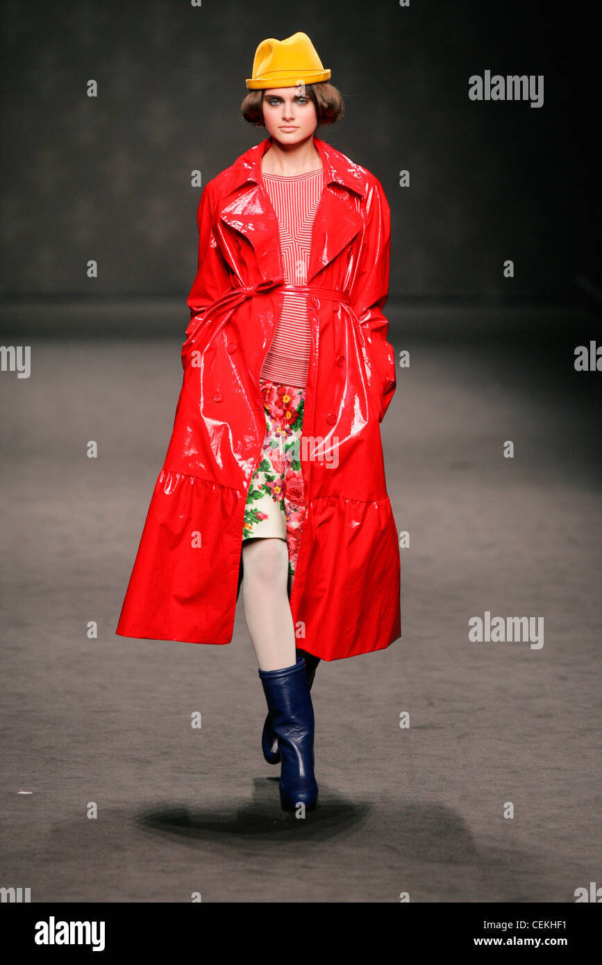 Romeo Gigli Milano pronto a indossare in autunno e inverno cappello giallo,  rosso brillante PVC lunga trench, striped top, gonna floreale, bianco Foto  stock - Alamy