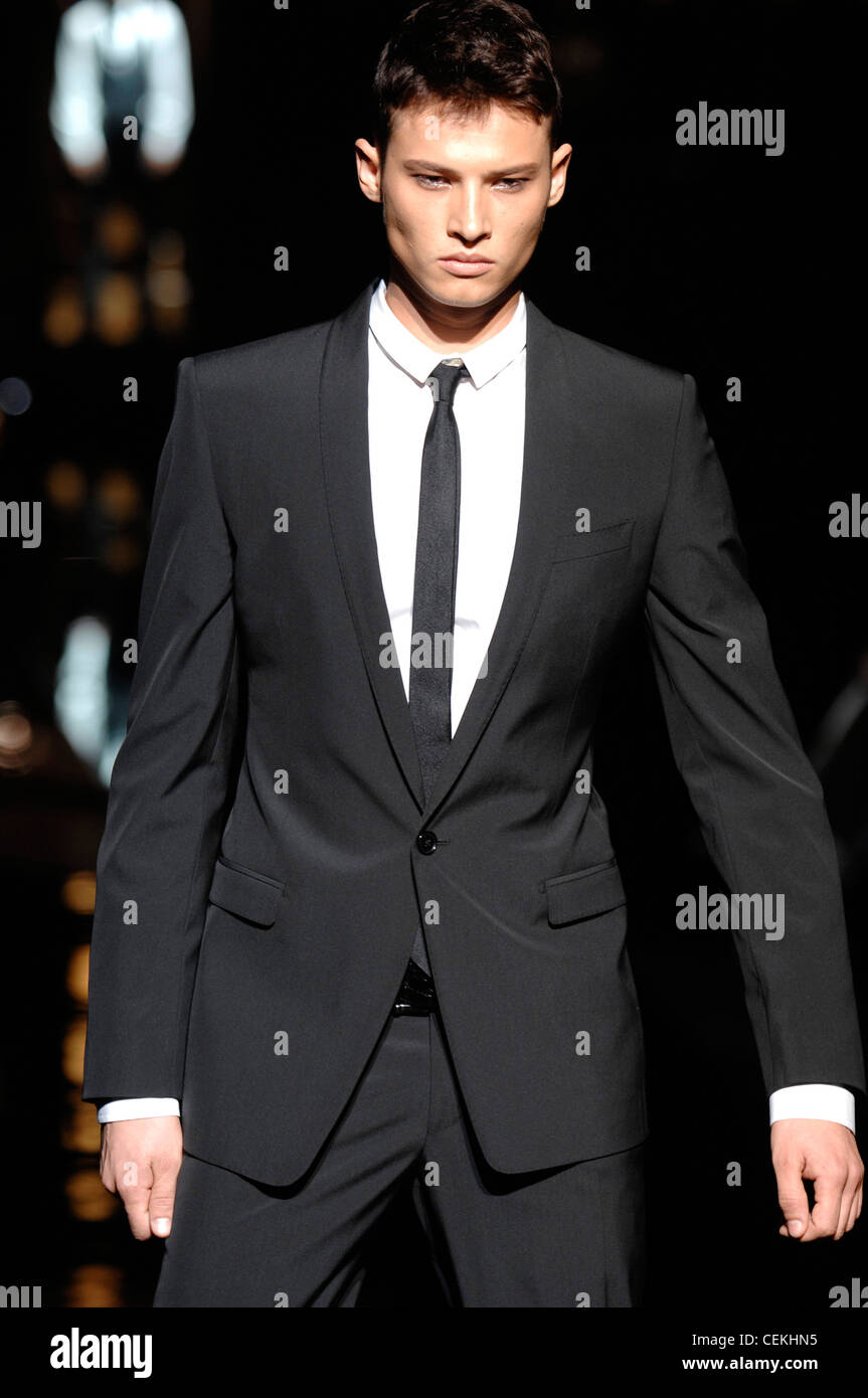 Dolce & Gabbana Milano Menswear pronto a indossare Primavera Estate modello  indossando abito nero con camicia bianca e cravatta nera obbligatoria Foto  stock - Alamy