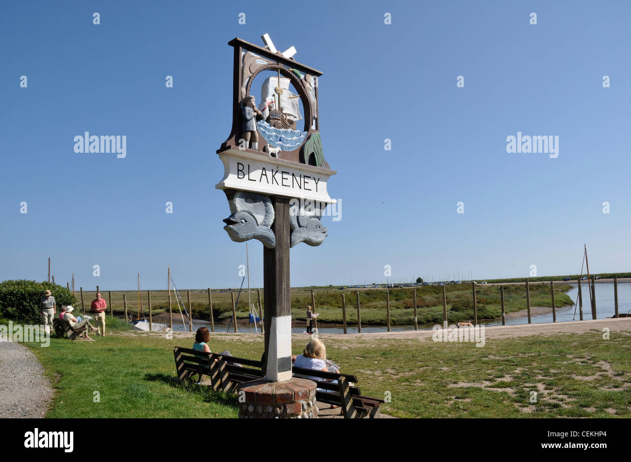 Persone rilassante vicino al villaggio di segno, Blakeney, Norfolk, Inghilterra, Regno Unito Foto Stock