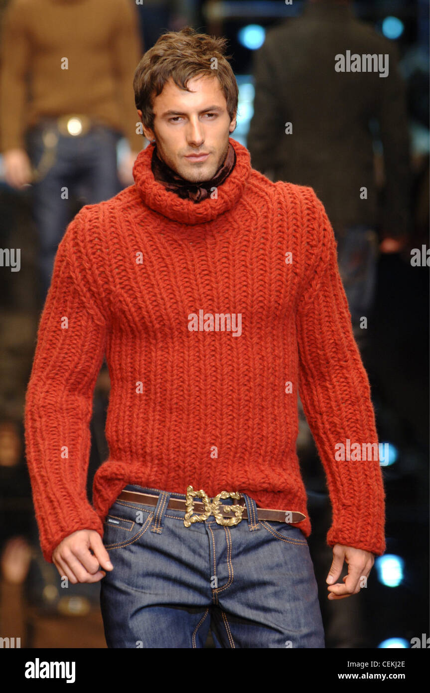 Dolce E Gabbana Menswear Milano A W Biondo Scuro Maschio Indossando Un Chunky Maglia Arancione Dolcevita Ponticello Marrone Scuro Velvet Foto Stock Alamy